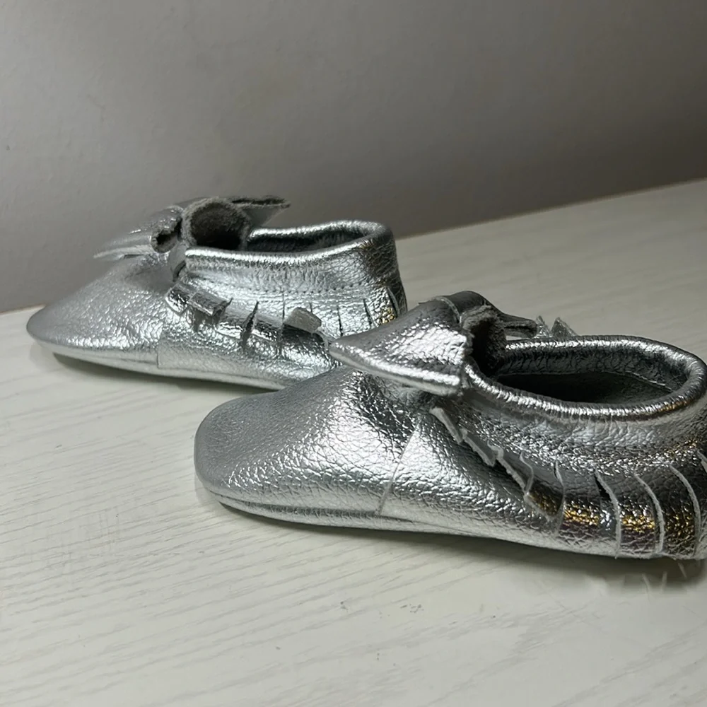 NWT Freshly Picked Silver Baby Moccasins with Bow Detail Size 1